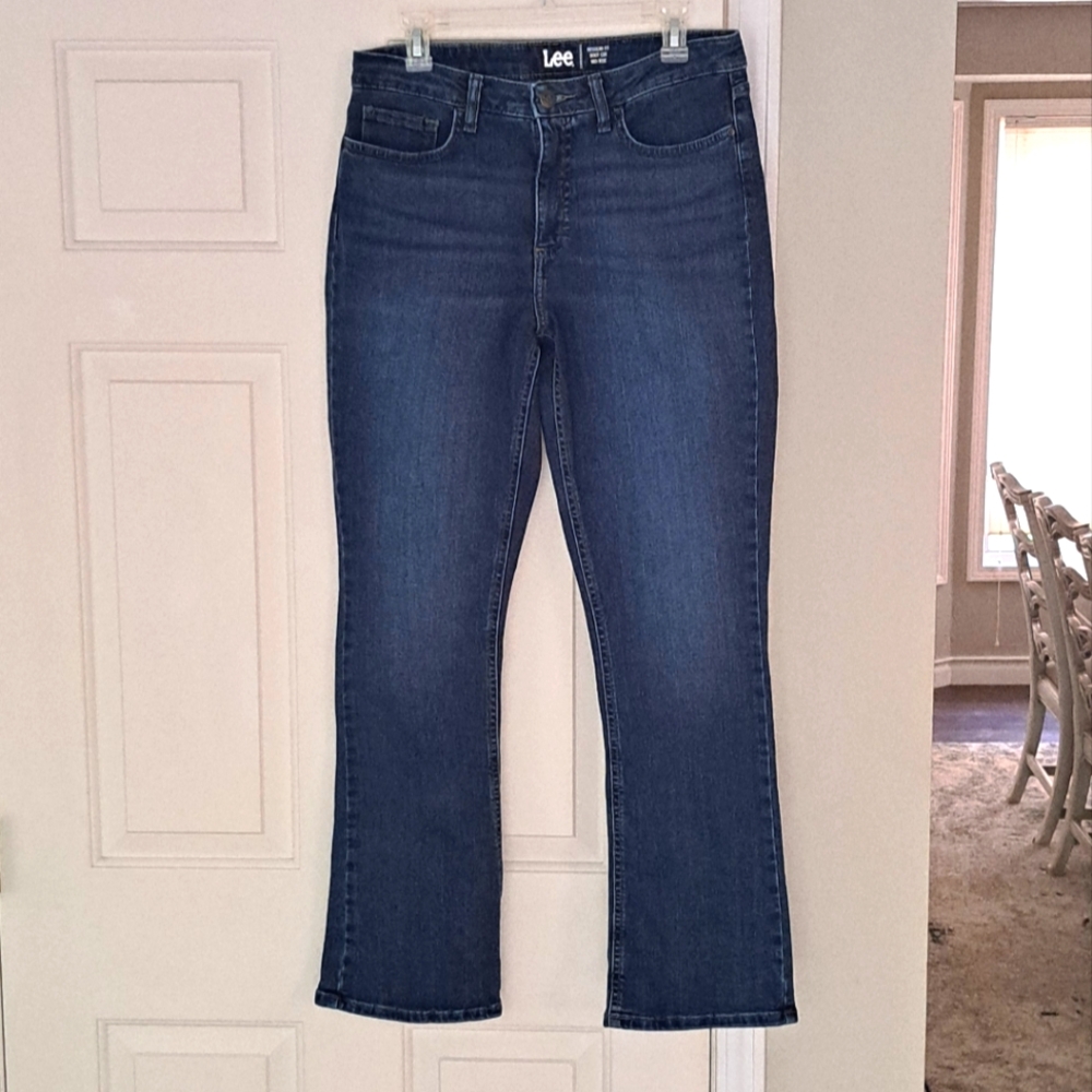 Lee Women's Regular Fit Boot Cut Mid Rise Medium Wash Denim Jeans.  Size 10M.